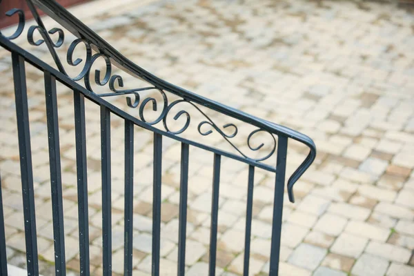 古い木製の柵の金属製の階段 — ストック写真
