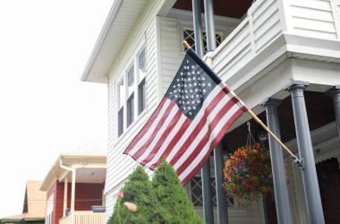 Tahta bir verandada Amerikan bayrağı