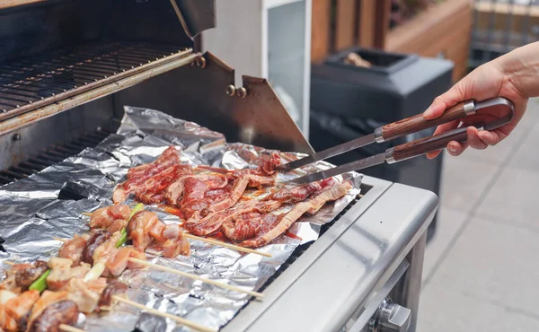 Man Grillen Vlees Barbecue Met Rook — Stockfoto