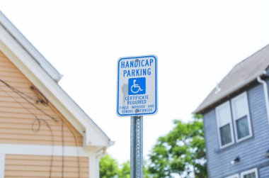 Engelli tabelası için park yeri