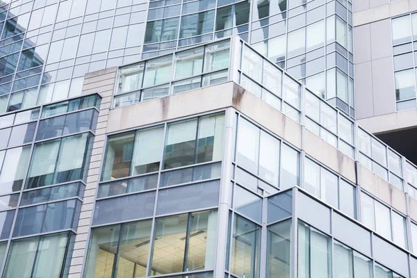 Edificio Cristal Con Reflejo Edificios Oficinas Modernos Ciudad —  Fotos de Stock