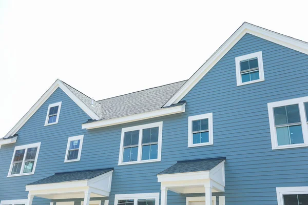 Nueva Casa Azul Con Revestimiento Blanco — Foto de Stock
