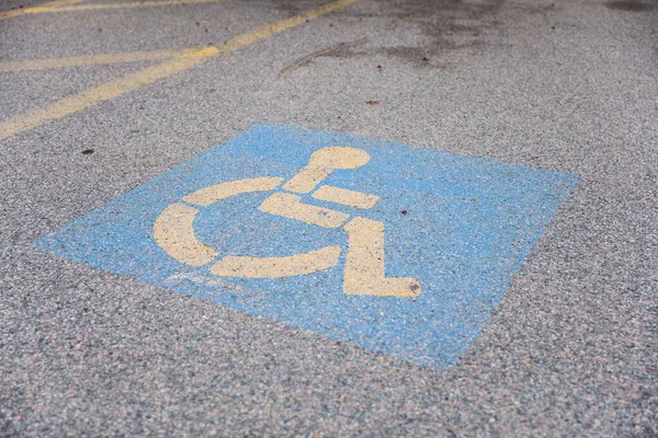 아스팔트 도로에 장애인 표지판 — 스톡 사진