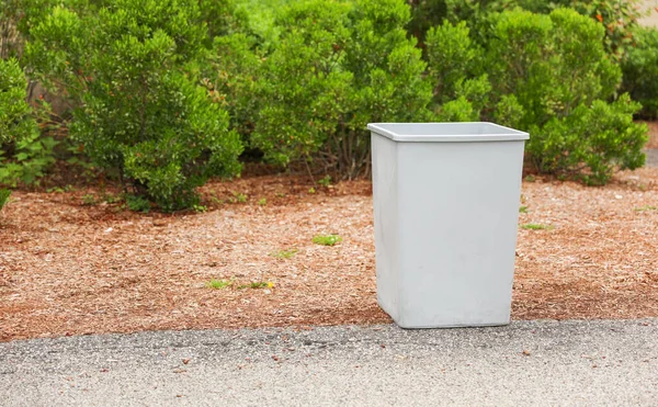 Leere Mülltonnen Auf Der Straße Park — Stockfoto