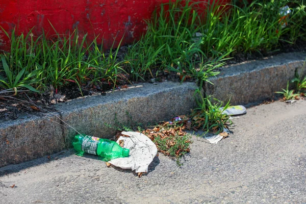 Plastikowe Butelki Odpadami Ulicy Pobliżu Domu Zanieczyszczenie Problematyki Problemu Problem — Zdjęcie stockowe