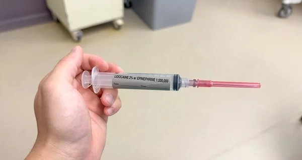 Hand Hält Eine Spritze Mit Impfstoff — Stockfoto