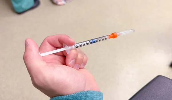 Close Female Hand Holding Medical Syringe — Stock Photo, Image