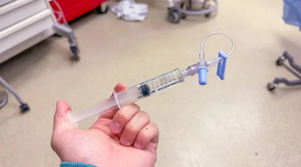 Hält Der Patient Eine Medizinische Spritze Für Blut Den Händen — Stockfoto