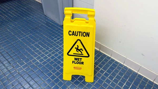 Sinal Cautela Segurança Amarelo Chão Banheiro — Fotografia de Stock