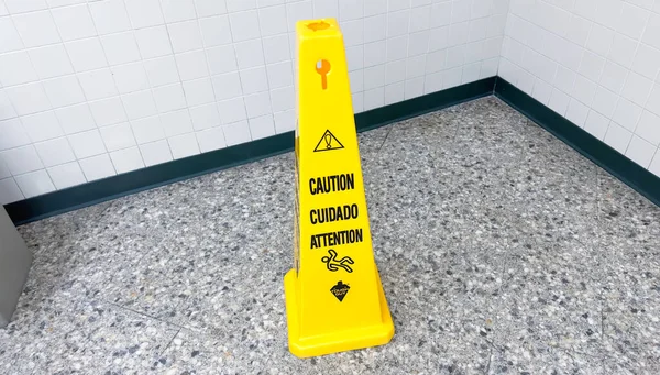 浴室里的黄色警告标志 地板上有白色条纹 — 图库照片