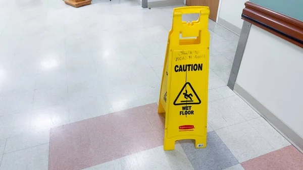 Κίτρινη Προειδοποιητική Πινακίδα Στο Νοσοκομείο — Φωτογραφία Αρχείου