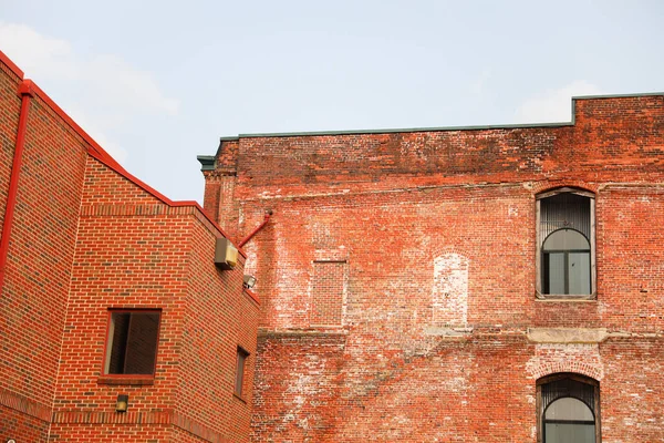 Penceresi Mavi Gökyüzü Arkaplanı Olan Eski Tuğla Bina — Stok fotoğraf