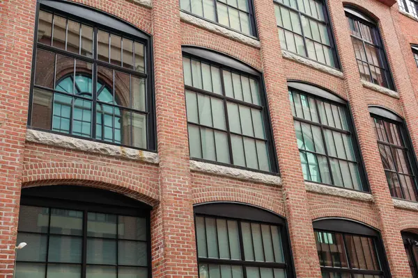 近代的な建物の窓窓やレンガの壁 — ストック写真