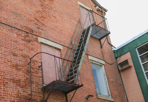 Régi Fából Készült Lépcső Fém Korláttal — Stock Fotó