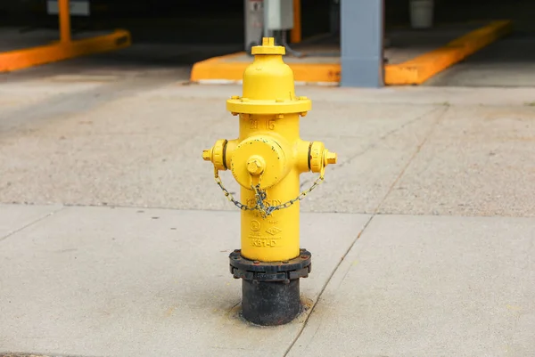 Жовтий Гідрант Тротуарі — стокове фото