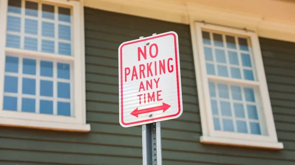 Znak Nie Parkowania Przed Domem — Zdjęcie stockowe