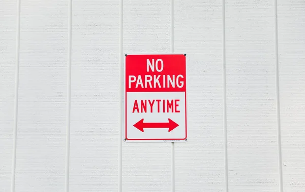 Parkovací Značka Bílém Pozadí Zdi — Stock fotografie