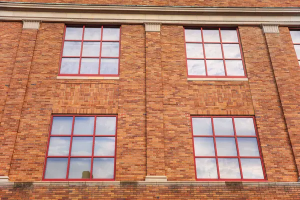 Kırmızı Tuğla Bina Pencereleri — Stok fotoğraf