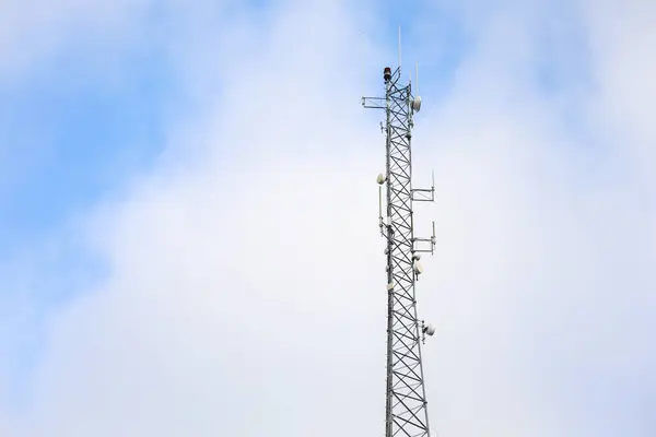 Torre Comunicazione Sfondo Cielo Blu — Foto Stock
