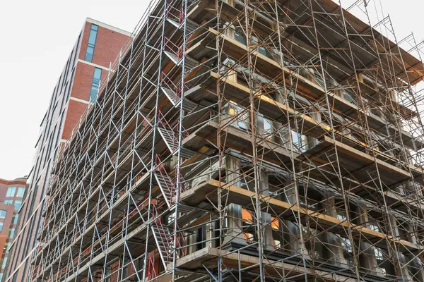 新しい近代的なアパートの建物の建設 — ストック写真