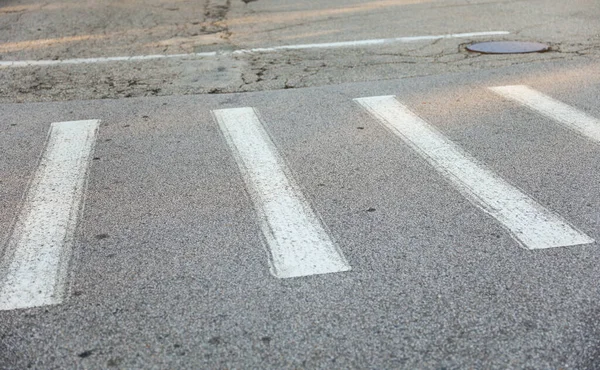 Straßenschild Auf Weißen Streifen Auf Den Asphalt Gemalt — Stockfoto