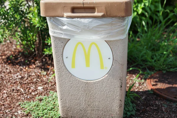 装食物的垃圾桶 — 图库照片