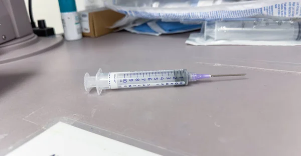 Syringe Needle Table — Stock Photo, Image