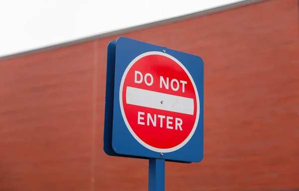 エントリーと駐車場のサインなしの交通標識 — ストック写真