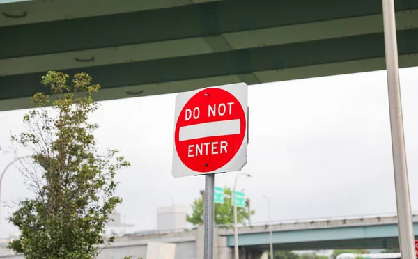 通りの真ん中に赤い交通標識が付いている交通標識 — ストック写真