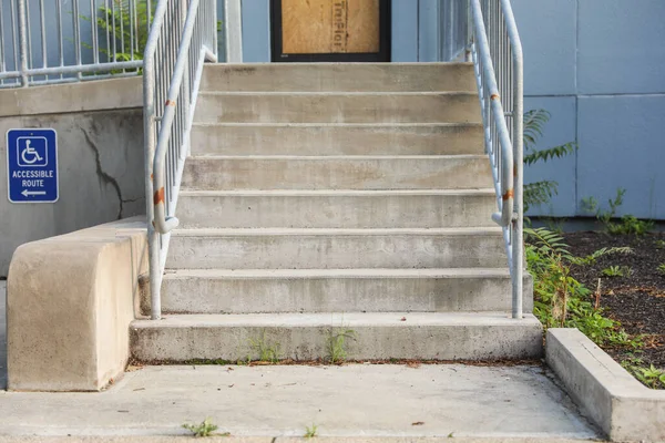 金属製のドアと階段を備えたモダンな建物への入り口のサイン付きの階段 — ストック写真