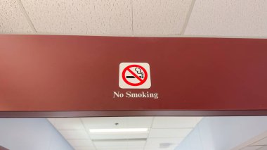 Halka açık bir yerin girişinde sigara içme yasağı var..