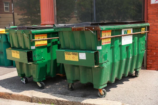 Eine Reihe Grüner Mülltonnen Auf Einer Straße — Stockfoto