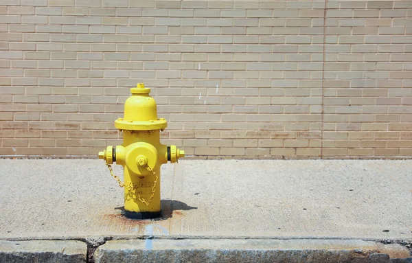 Пожежний Гідрант Жовтій Цегляній Стіні — стокове фото