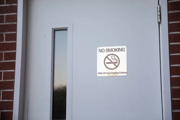 Não Fumar Sinal Porta Edifício — Fotografia de Stock