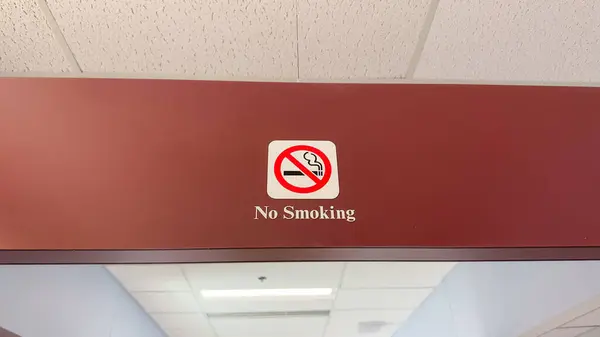 Não Fumar Sinal Com Área Para Não Fumar Entrada Lugar — Fotografia de Stock