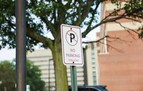 Znak Parkingowy Przy Parku — Zdjęcie stockowe
