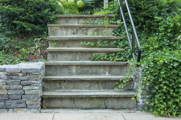Escalera Piedra Con Una Hierba Verde —  Fotos de Stock