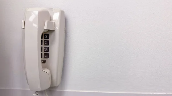 Telefone Com Botão Branco Parede — Fotografia de Stock