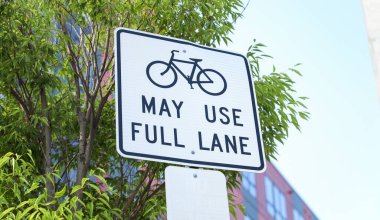 Bisikletçiler için bisiklet yolu işareti.