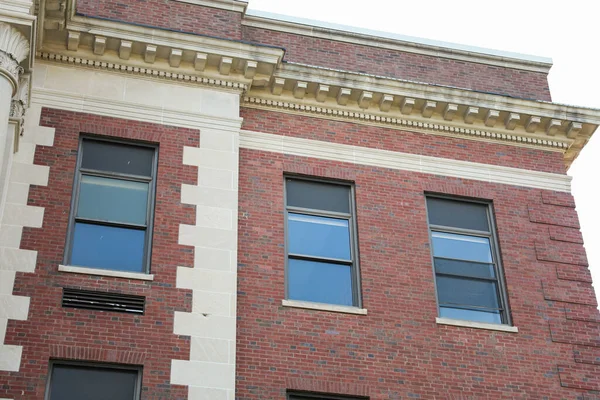 窓とレンガの壁が付いている煉瓦の建物 — ストック写真