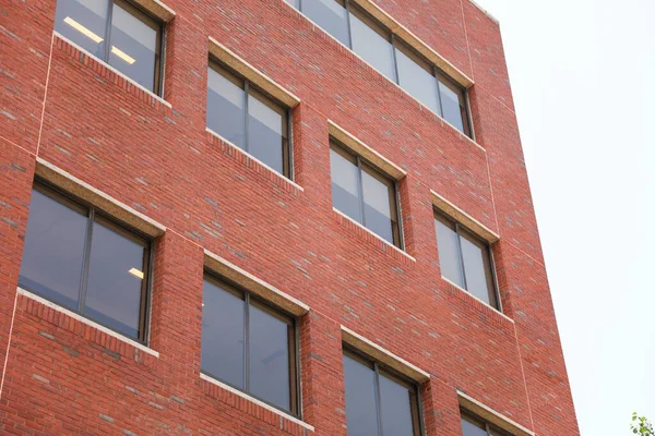 近代的なオフィスの建物の外観 ファサードとレンガの窓 — ストック写真