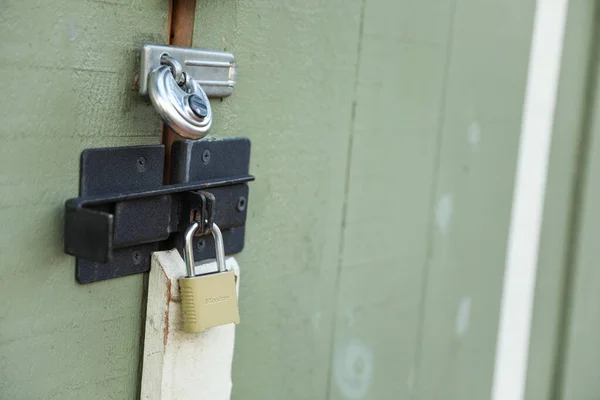 Vorhängeschloss Und Schlüssel Der Haustür — Stockfoto