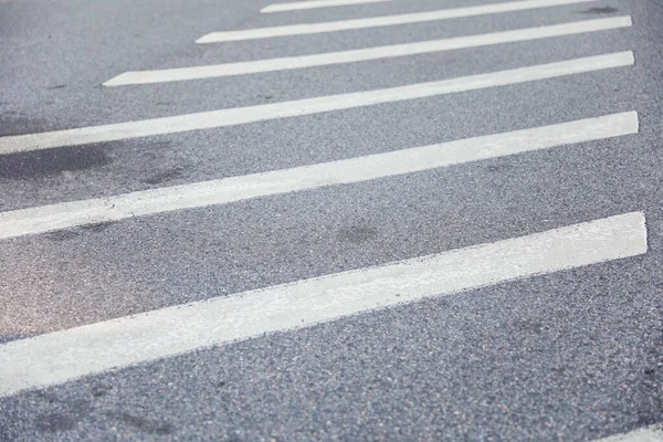 道路上の白いストライプで視点のアスファルトストリート — ストック写真