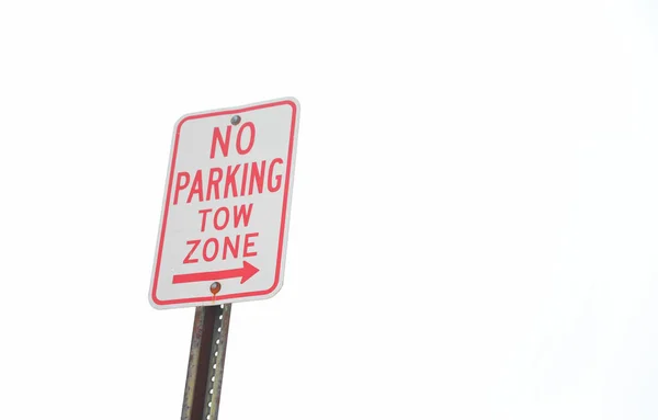 白色背景上的停车场标志 — 图库照片