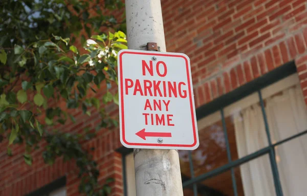通りに駐車標識があります — ストック写真