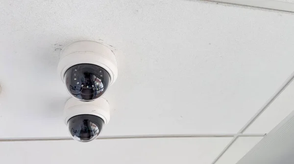 Überwachungskamera Mit Schwarzem Hintergrund Und Weißem Dach — Stockfoto