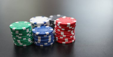 Karanlık bir arka planda poker fişleri ve kartlar. Kumar.