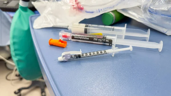 病院のテーブルに血液とワクチンの注射器 — ストック写真