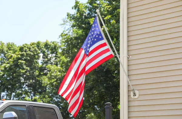 American Flag Waving Front House — Stock Photo, Image