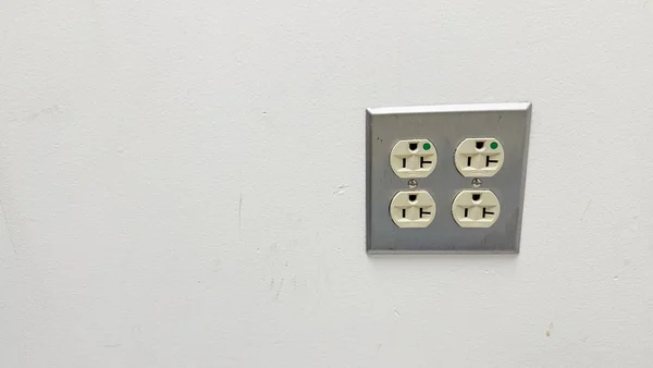 白墙墙上的白色电源插座 — 图库照片